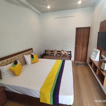 Hotel Studioz Sahastradhara Деградун Екстер'єр фото