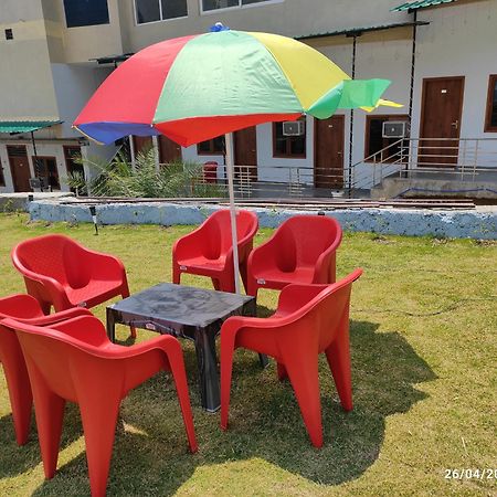Hotel Studioz Sahastradhara Деградун Екстер'єр фото