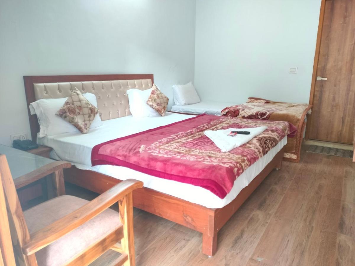 Hotel Studioz Sahastradhara Деградун Екстер'єр фото