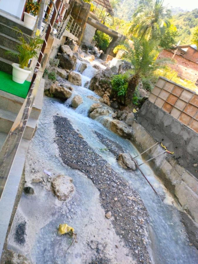 Hotel Studioz Sahastradhara Деградун Екстер'єр фото