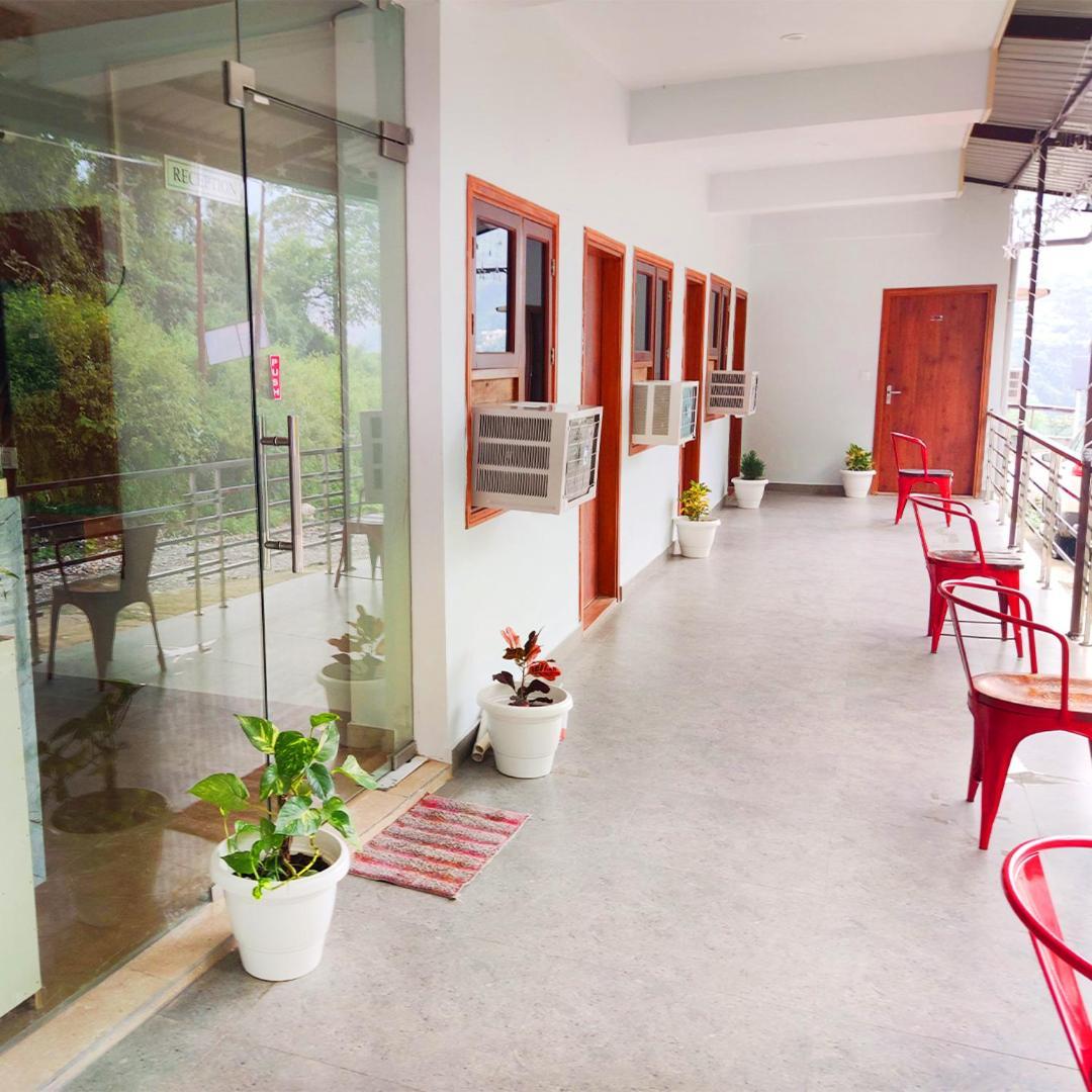 Hotel Studioz Sahastradhara Деградун Екстер'єр фото