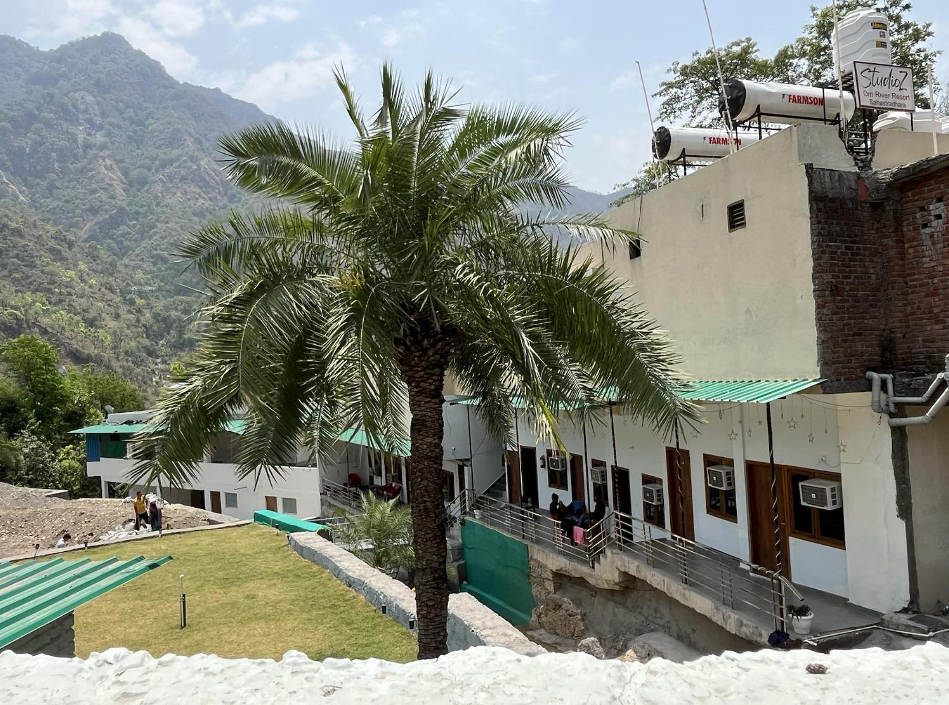 Hotel Studioz Sahastradhara Деградун Екстер'єр фото